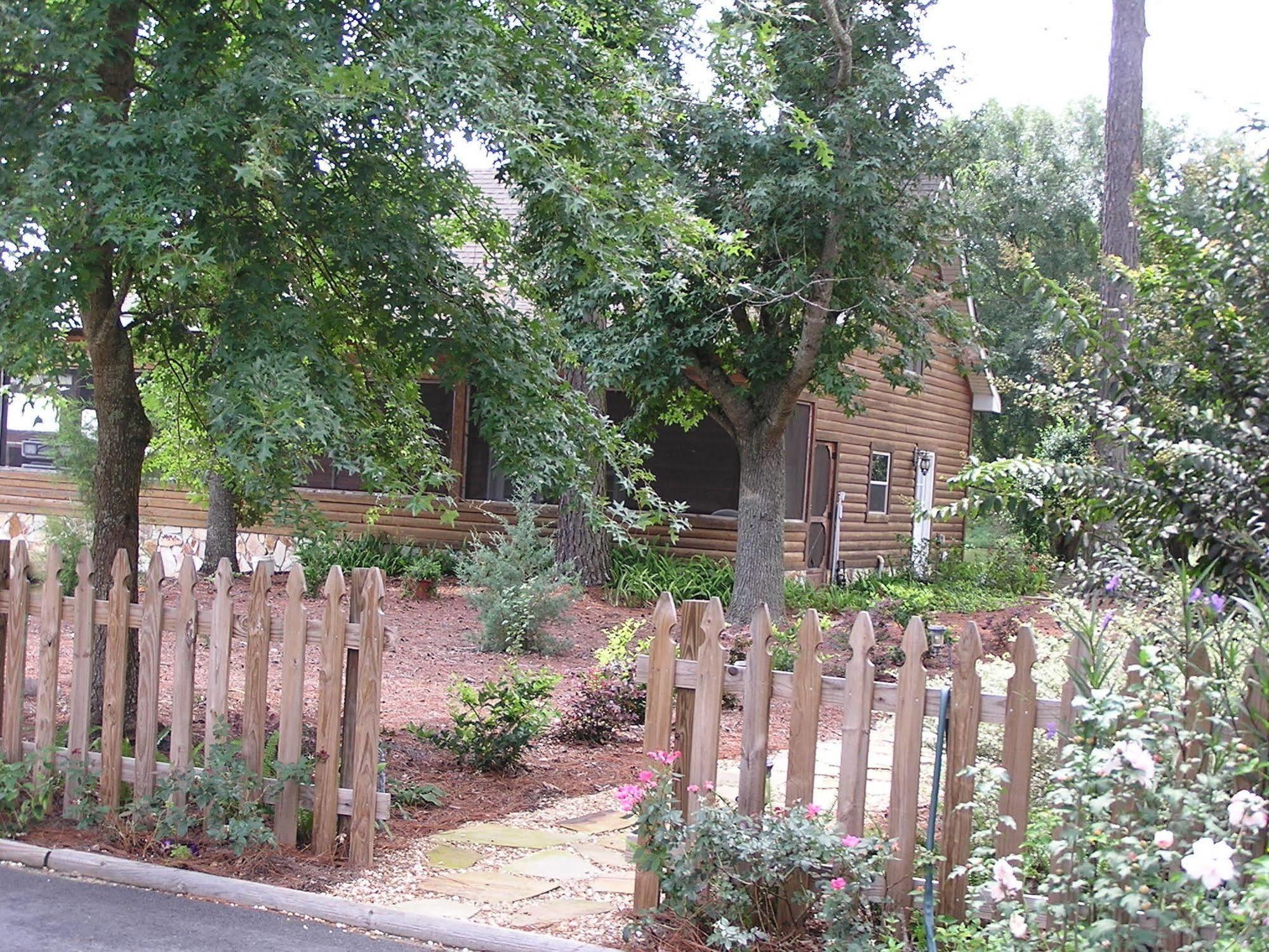 Shalom House Bed And Breakfast Тифтон Экстерьер фото